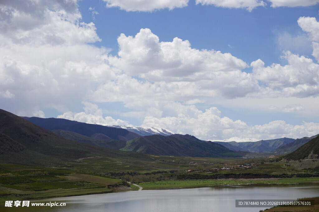 山间湖畔美景