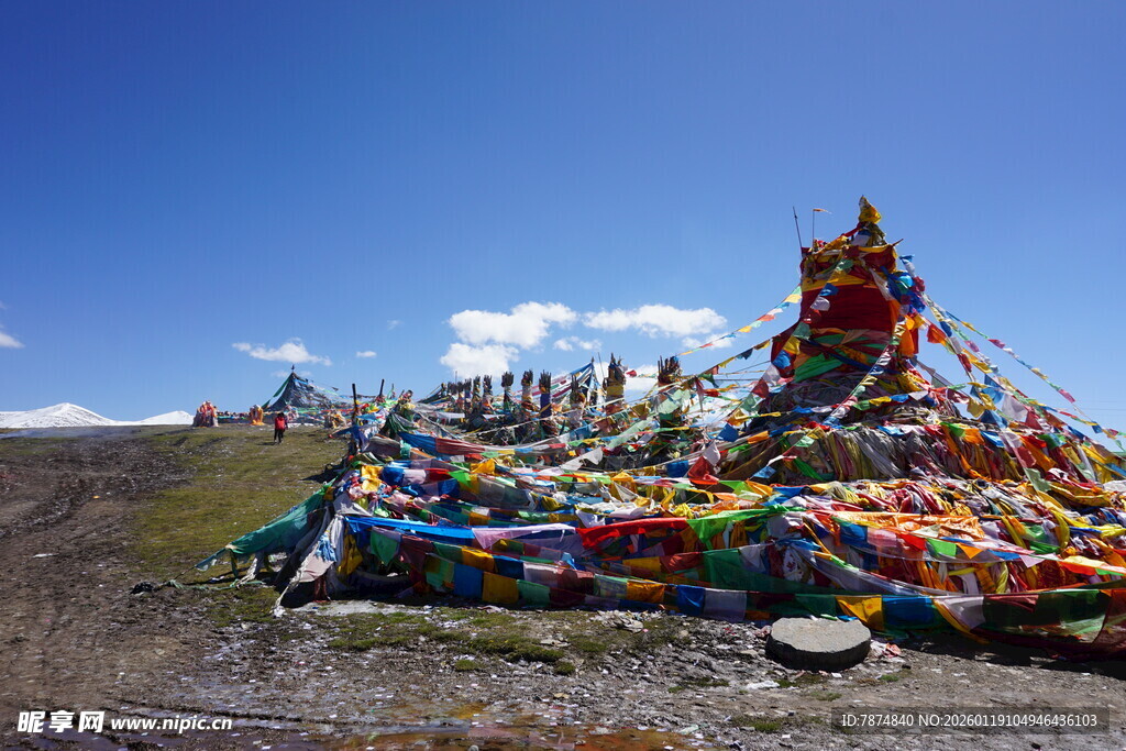 草原上的多彩经幡塔