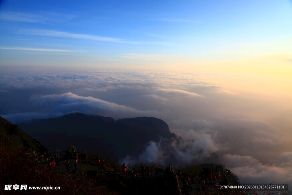 高山云海日出壮丽景观