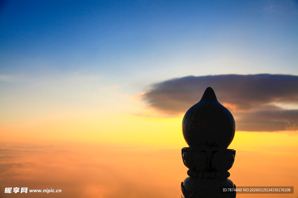 夕阳下的古塔剪影