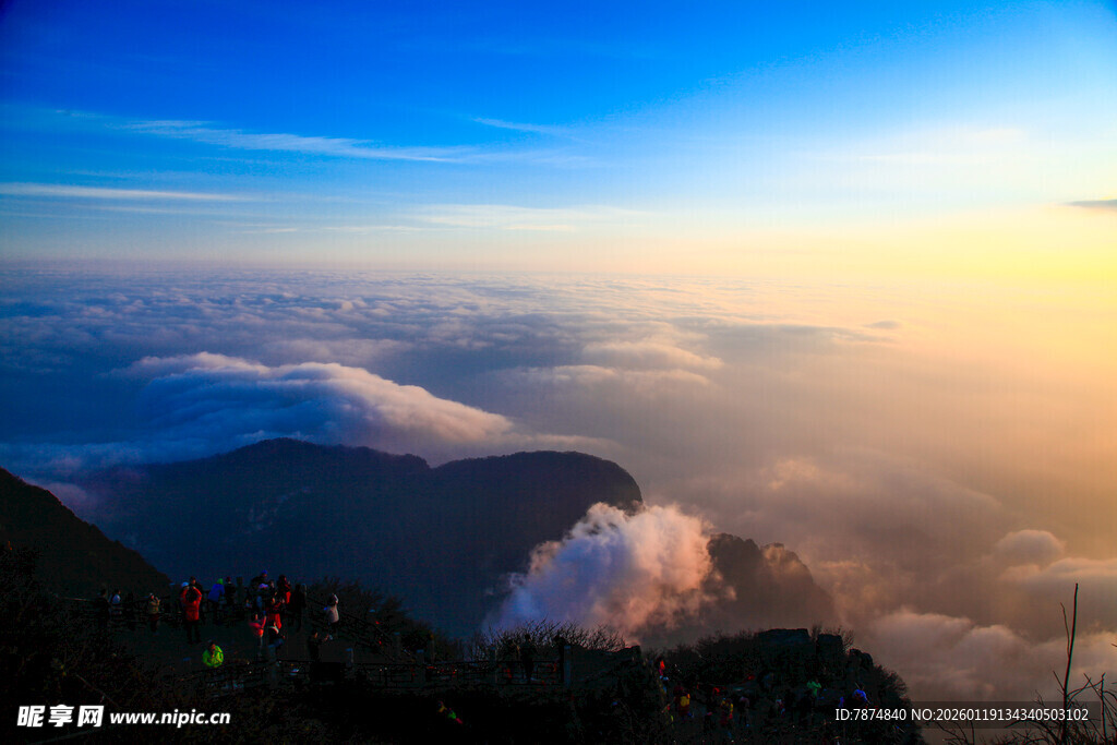 山顶壮丽云海日出景观
