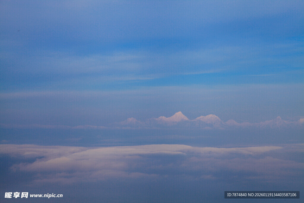 高空俯瞰云海蓝天美景