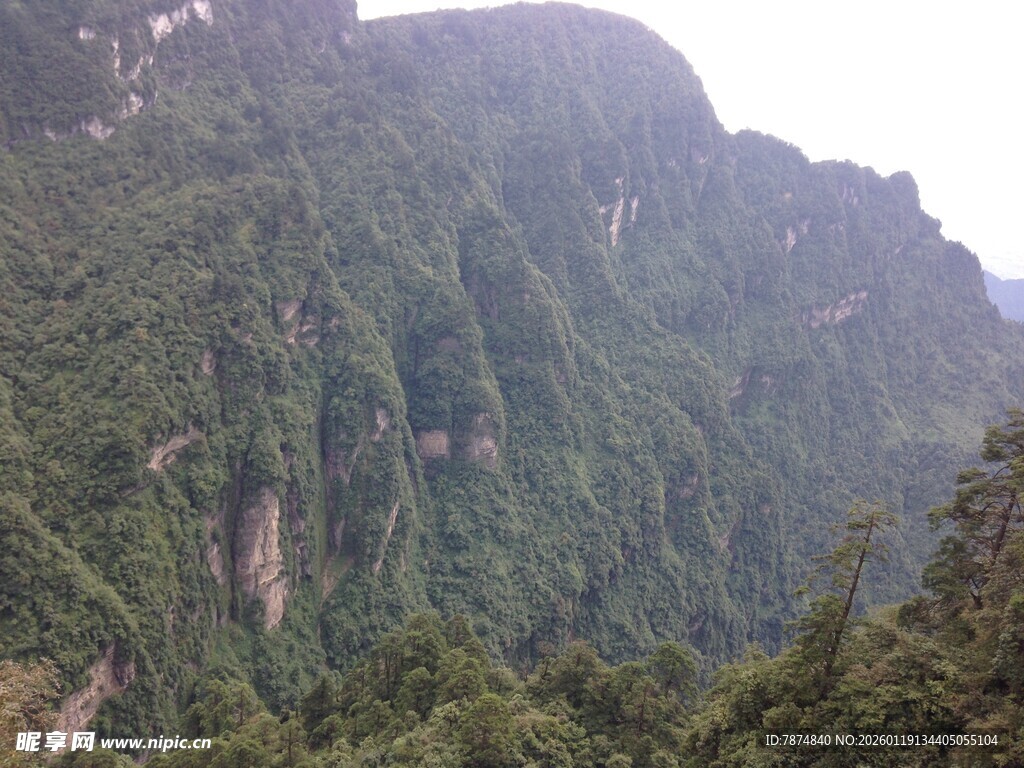 翠绿山峦景色壮丽