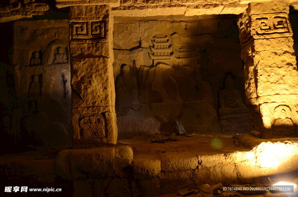 古老洞穴内的神秘石刻