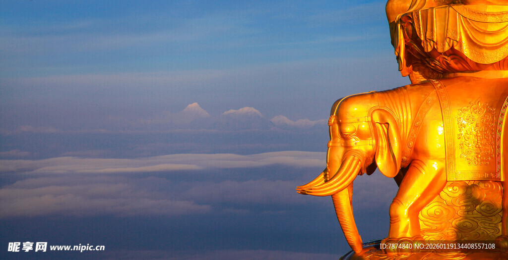 金象雕塑映衬蓝天美景