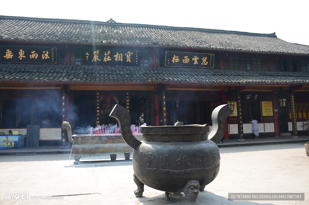 古建前的青铜大鼎