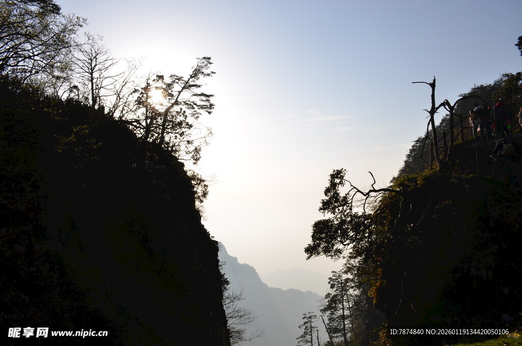 山间峭壁日出美景