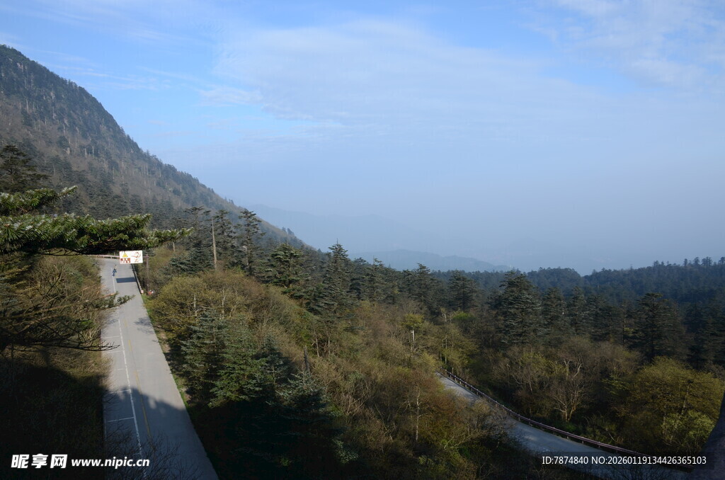 山间蜿蜒公路风景
