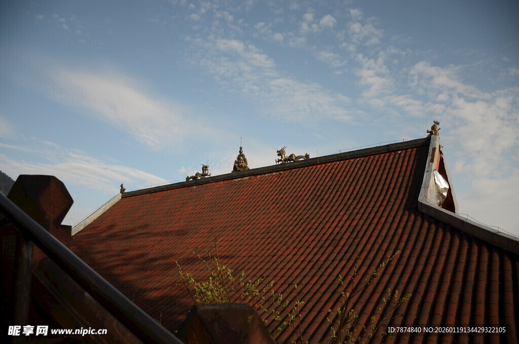 中式屋顶与蓝天白云