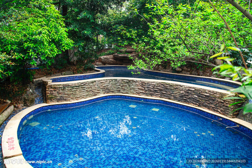 户外绿植环绕的蓝色泳池