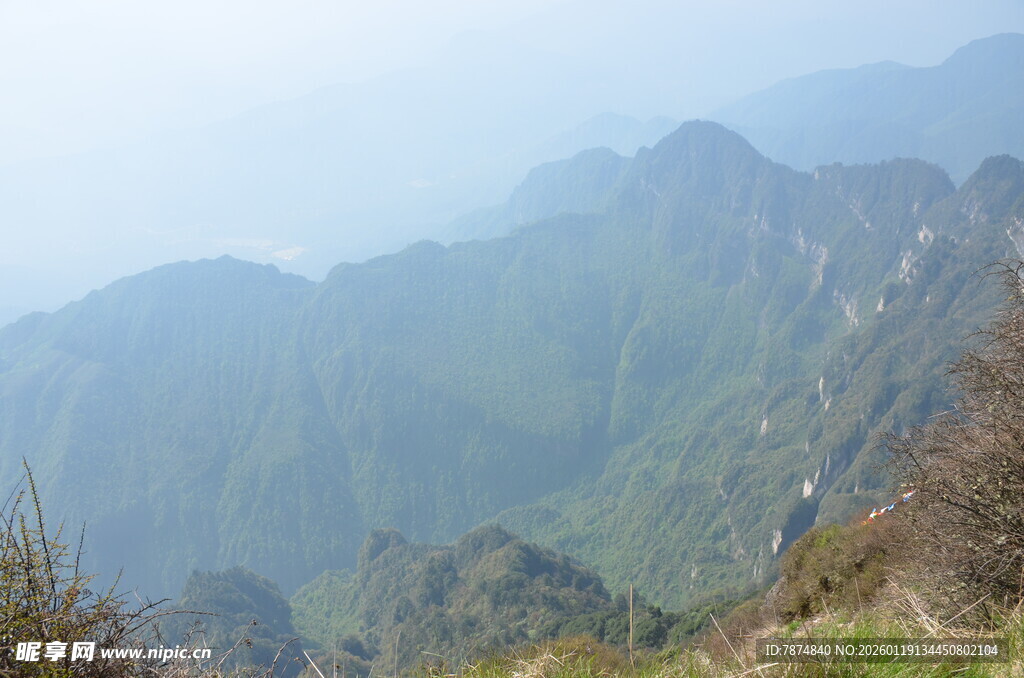 壮丽山景 云雾缭绕山峦