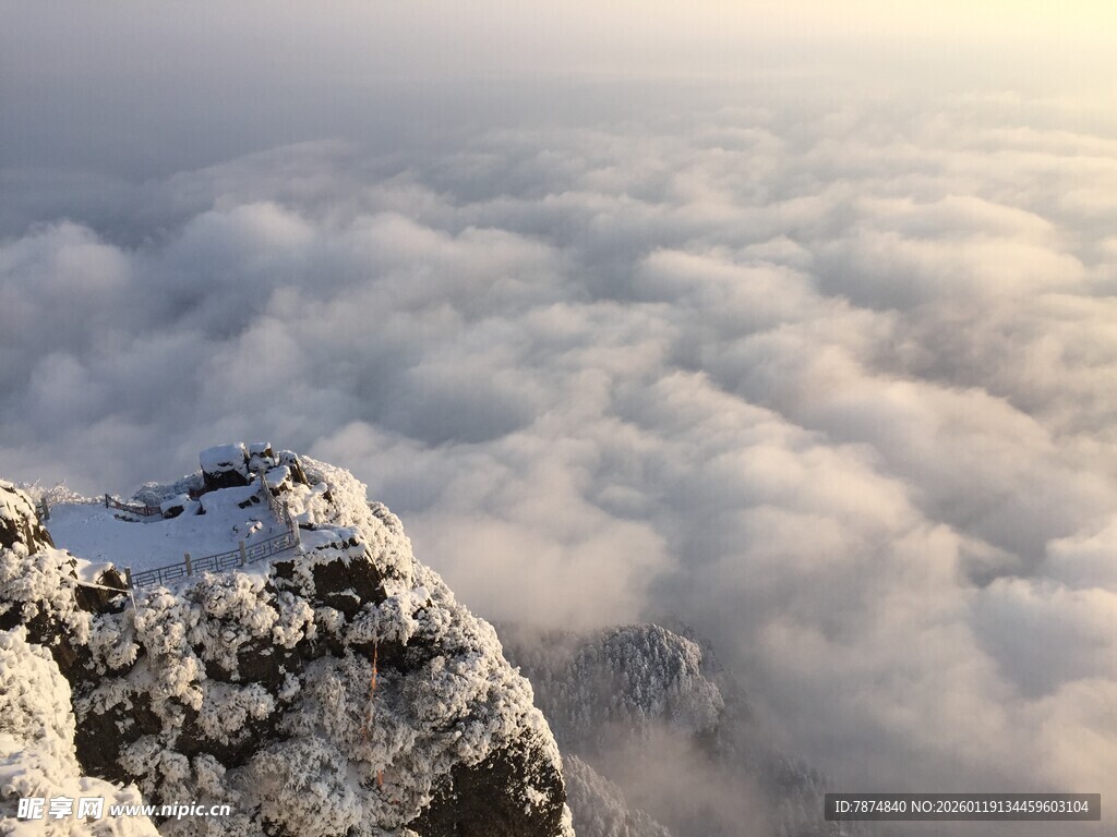 雪覆山巅云海壮观景象