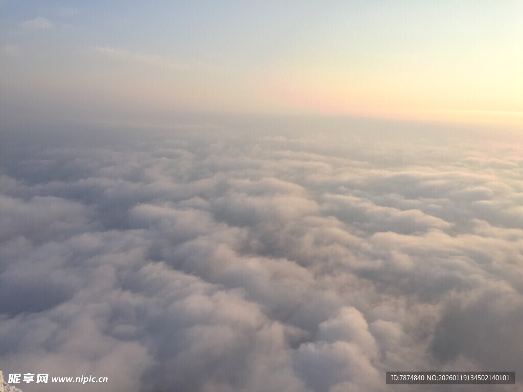 云端之上的壮丽日出景观