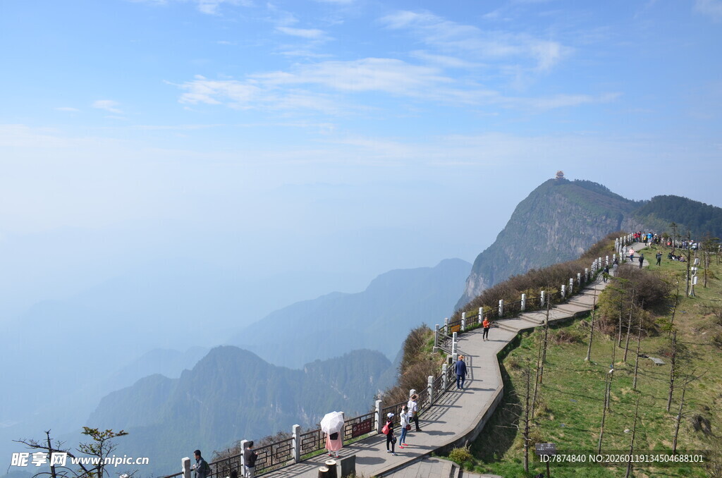 山间栈道上的漫步人群