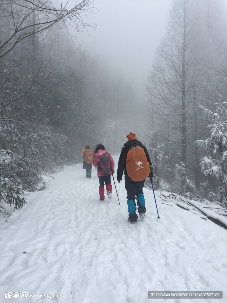 雪地徒步者的冬日探险