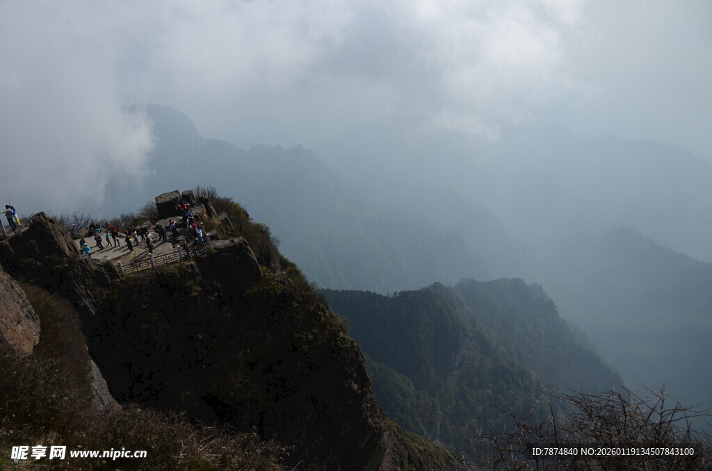 云雾缭绕的险峻高山景观