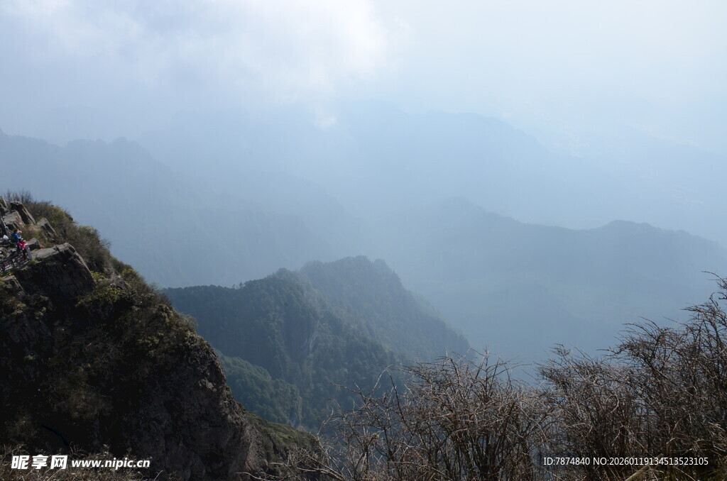 山峦迷雾间的自然景致