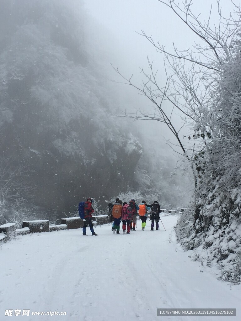 雪天山路的徒步旅行者