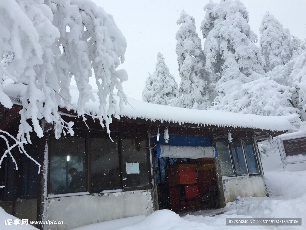 雪覆小屋 冰凌垂挂美景