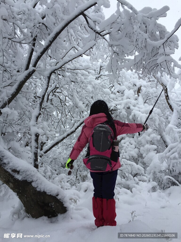 女子雪地徒步赏景