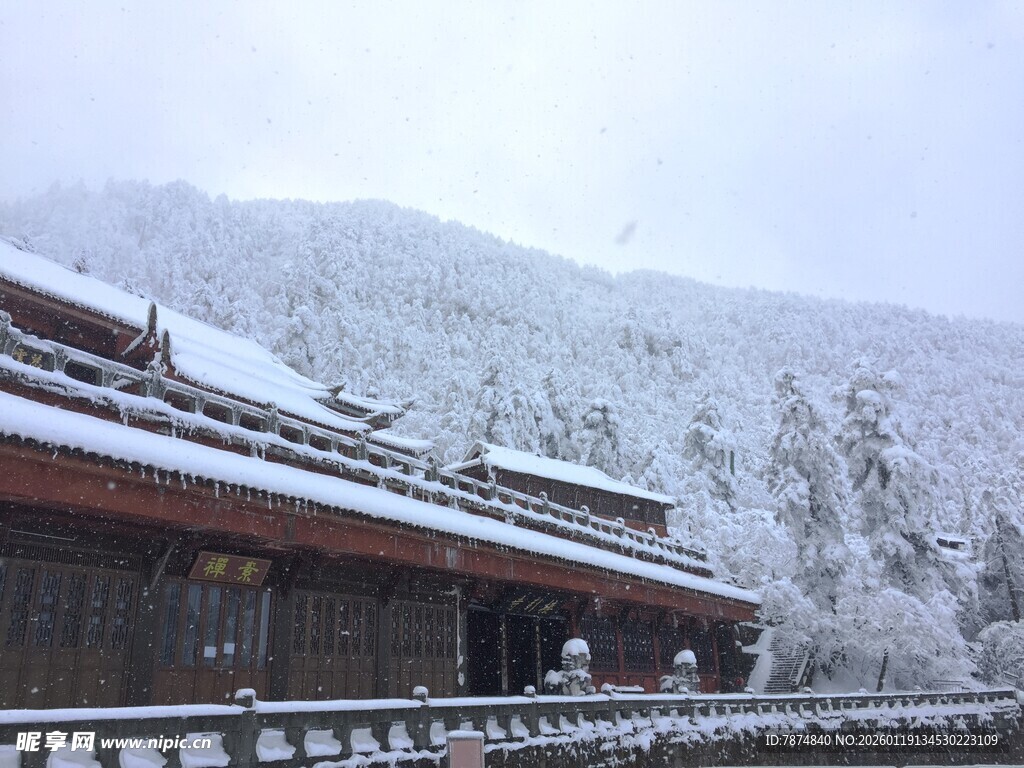 雪覆古建 尽显静谧之美