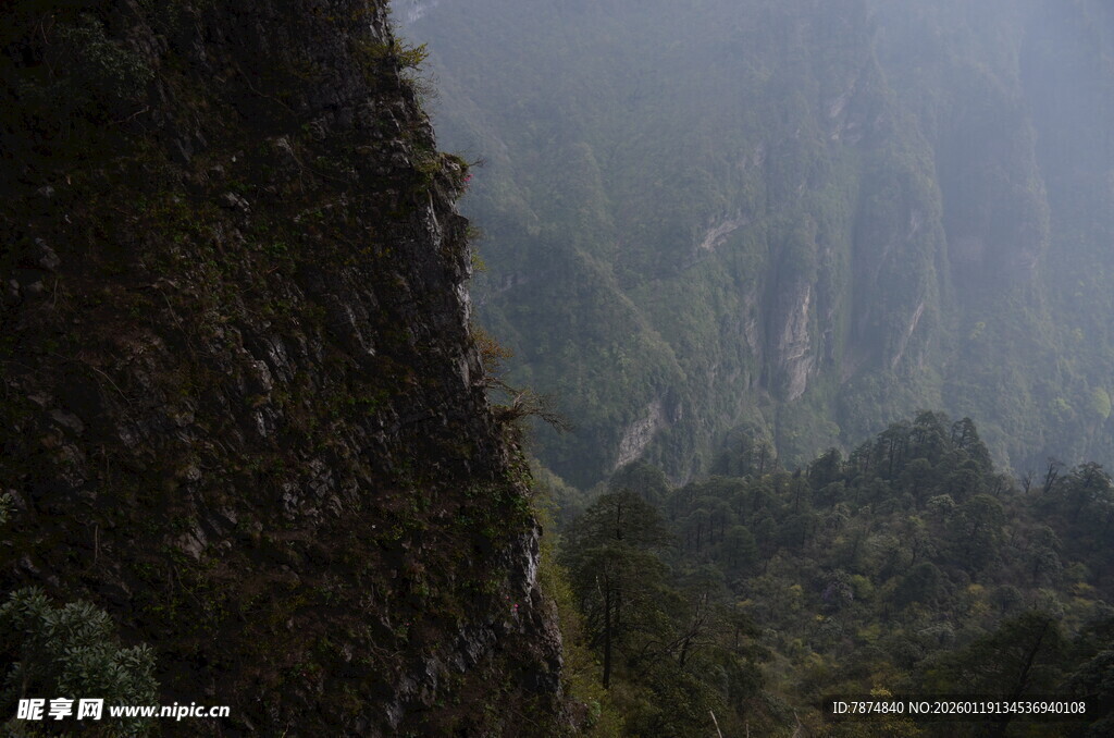 山间雾霭中的陡峭岩壁