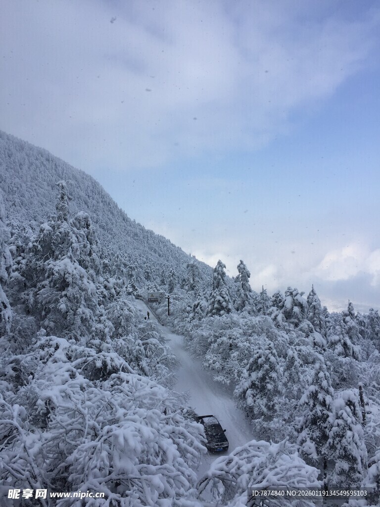 雪覆山林的冬日美景