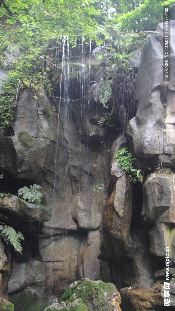 山间瀑布岩石绿植景观