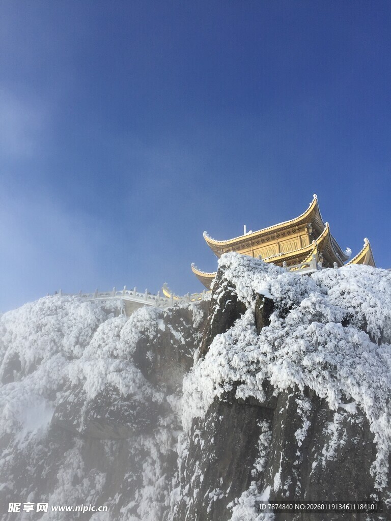 雪覆山峦上的中式古建筑