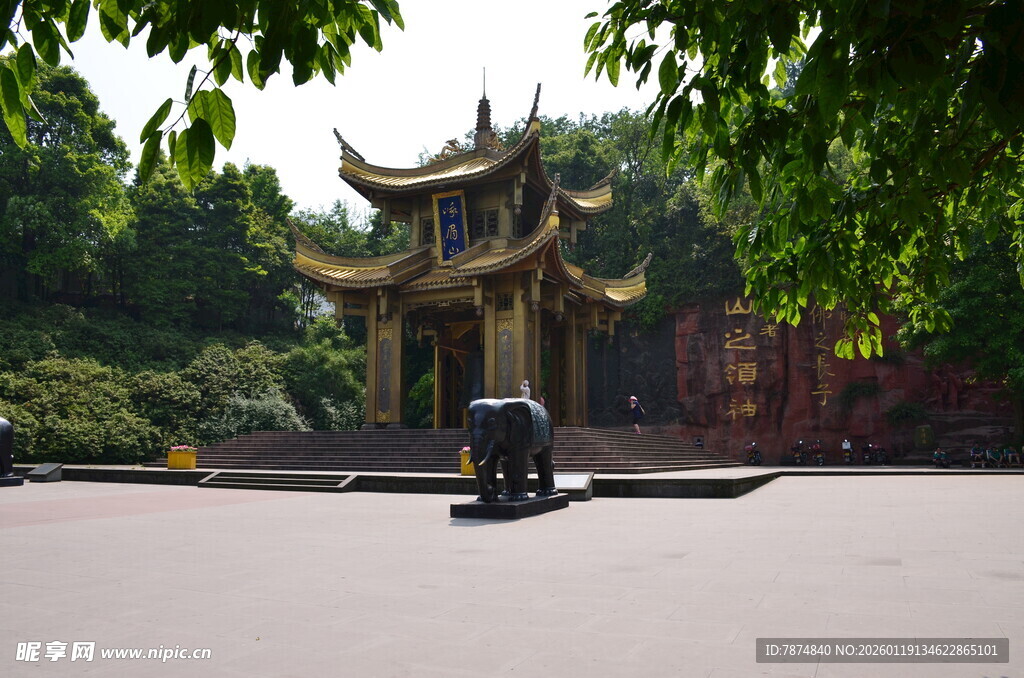 中式古典建筑前的开阔场地