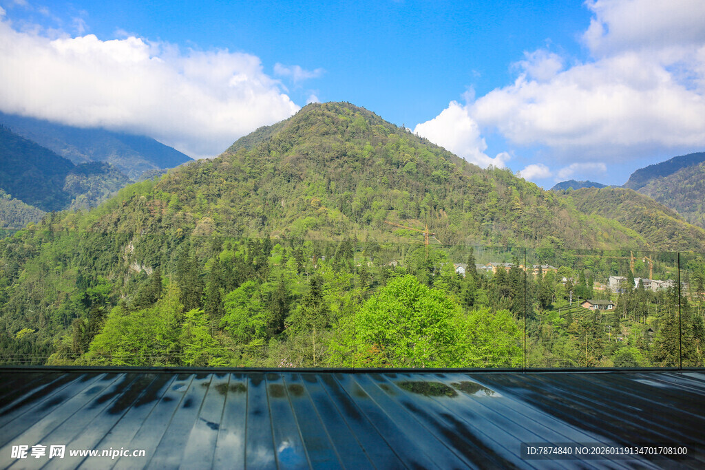 青山绿树间的开阔景致