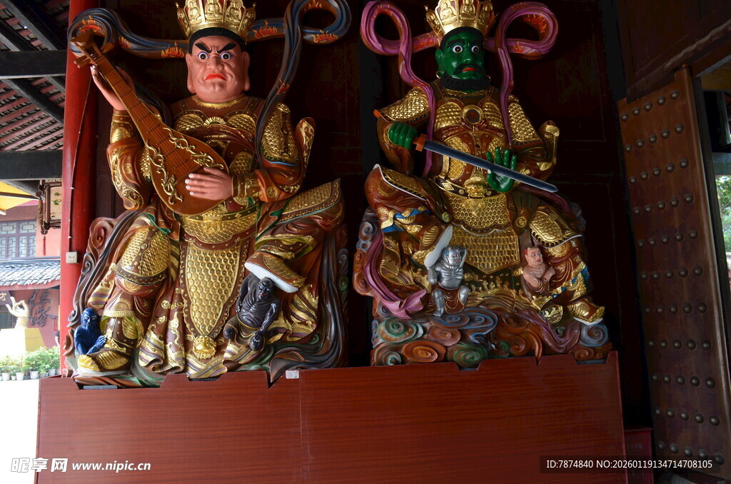 寺庙内的精美神像