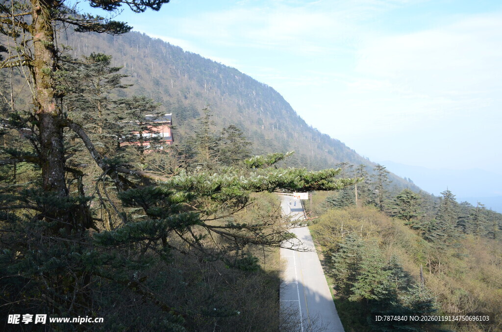 山间蜿蜒小路