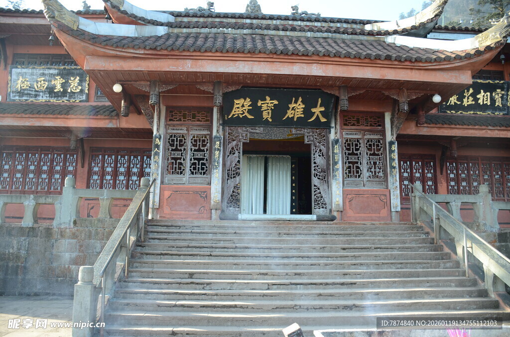 中式古建庙宇宏伟外观