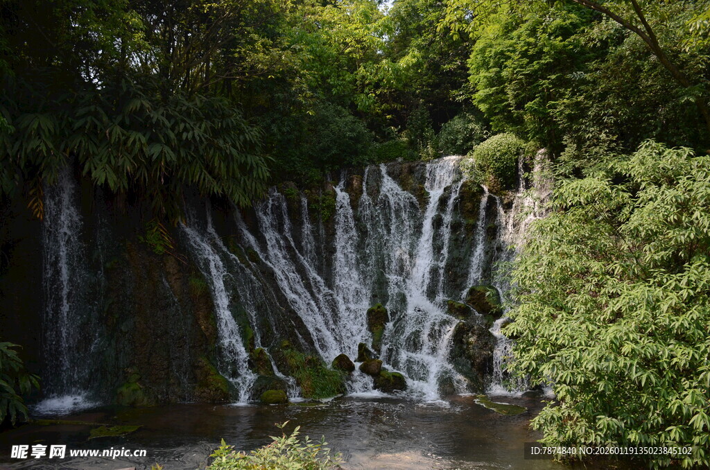 山间瀑布 绿意环绕的美景