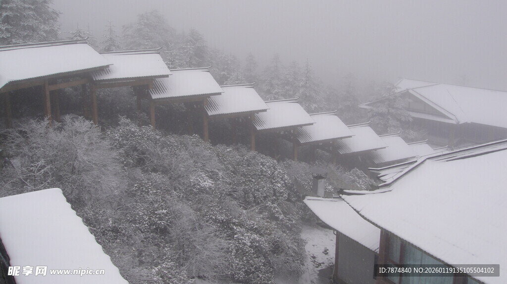 雪覆村落 雾中静谧景致