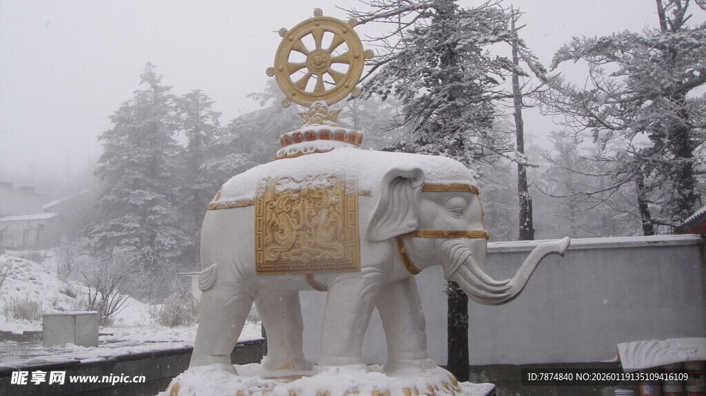 雪中大象雕塑