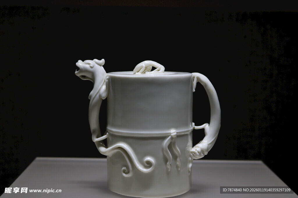 白瓷龙柄壶