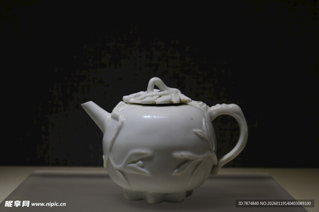 白色雕刻茶壶