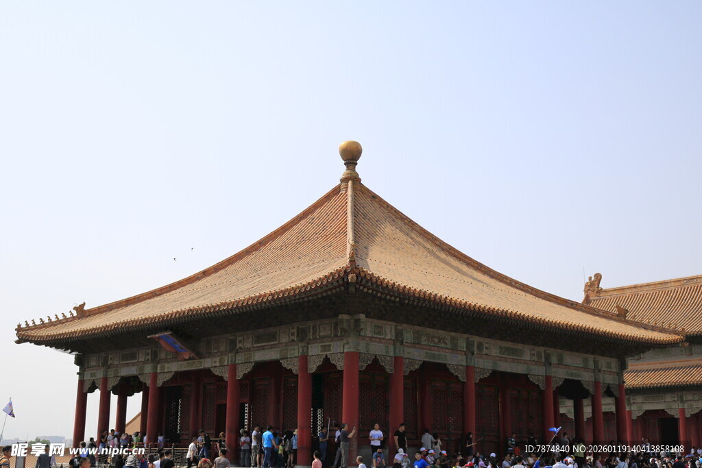 故宫古建筑 游人聚集观赏