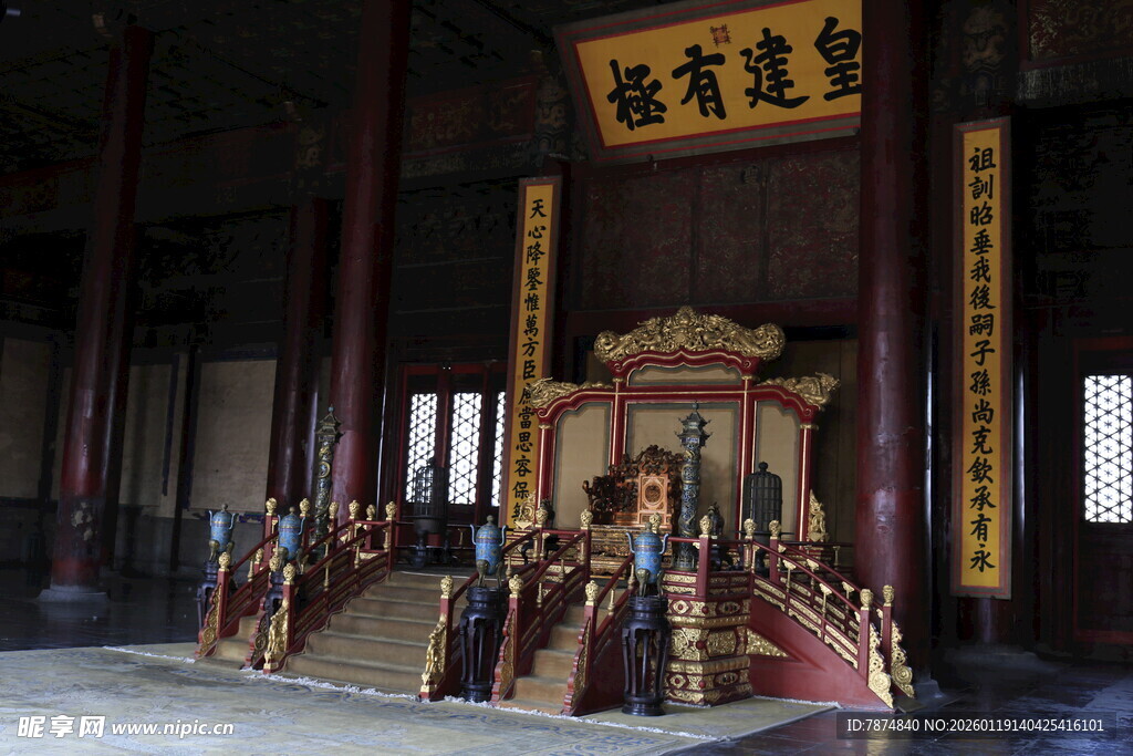 古建殿堂内的精美塑像