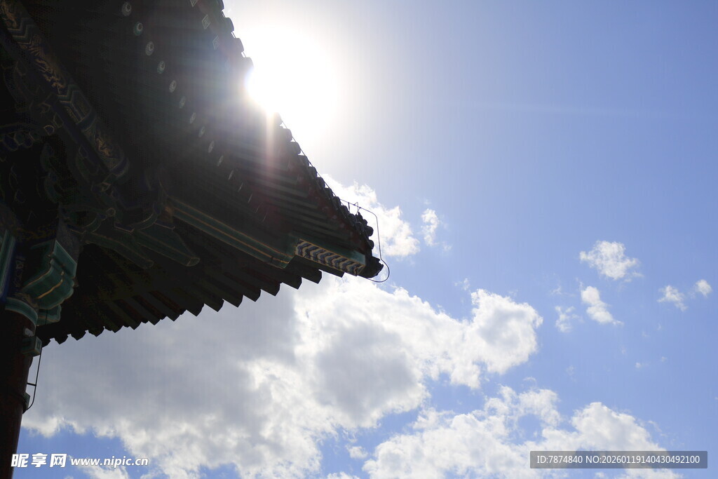 屋檐下的蓝天白云美景