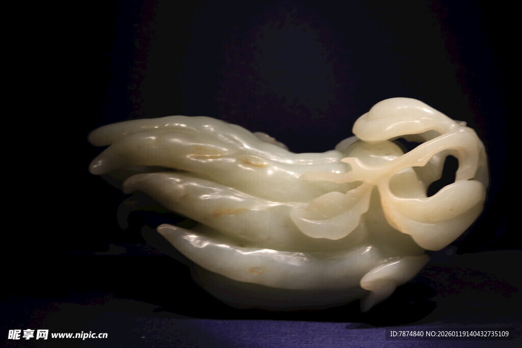 白玉雕刻的独特造型摆件