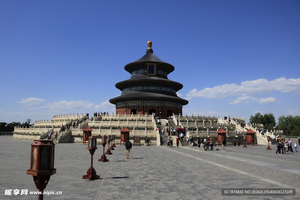 天坛风光 古建筑前人群漫步