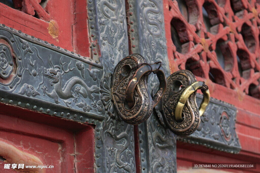 中式古门铜制门环特写