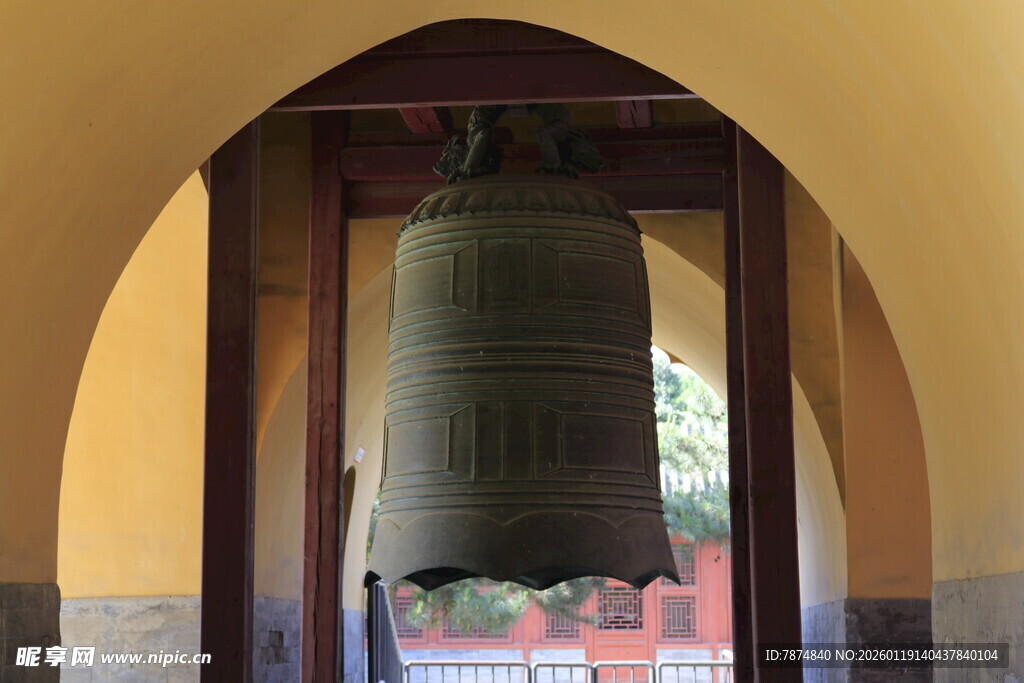 古寺内的巨大铜钟