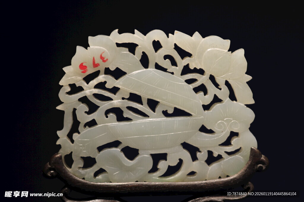 白玉镂空鱼纹雕刻饰品