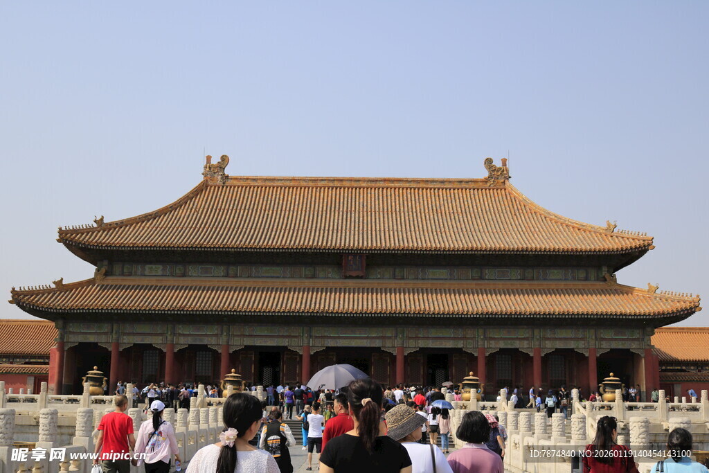 故宫太和殿前人潮涌动