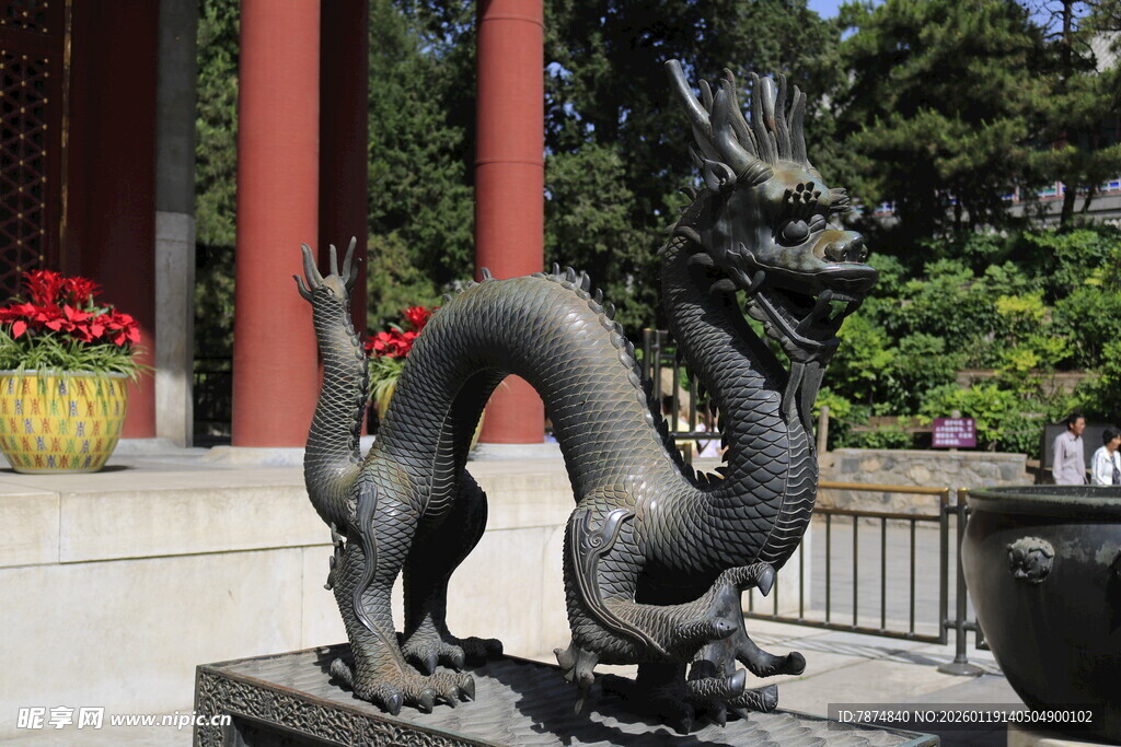 中式庭院中的青铜龙雕塑