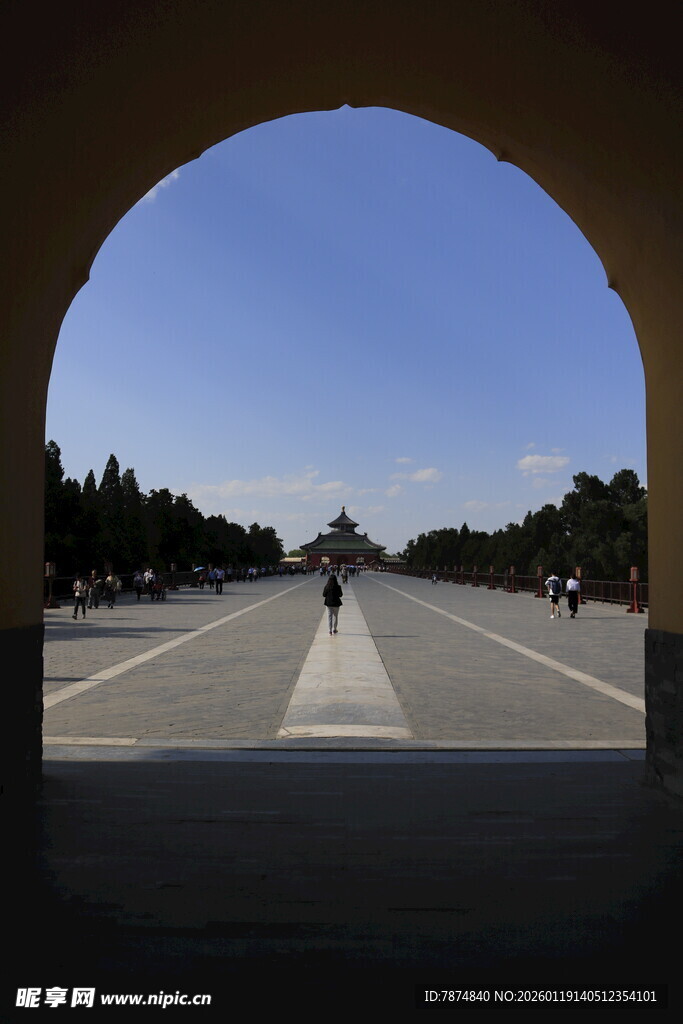 透过拱门看开阔道路